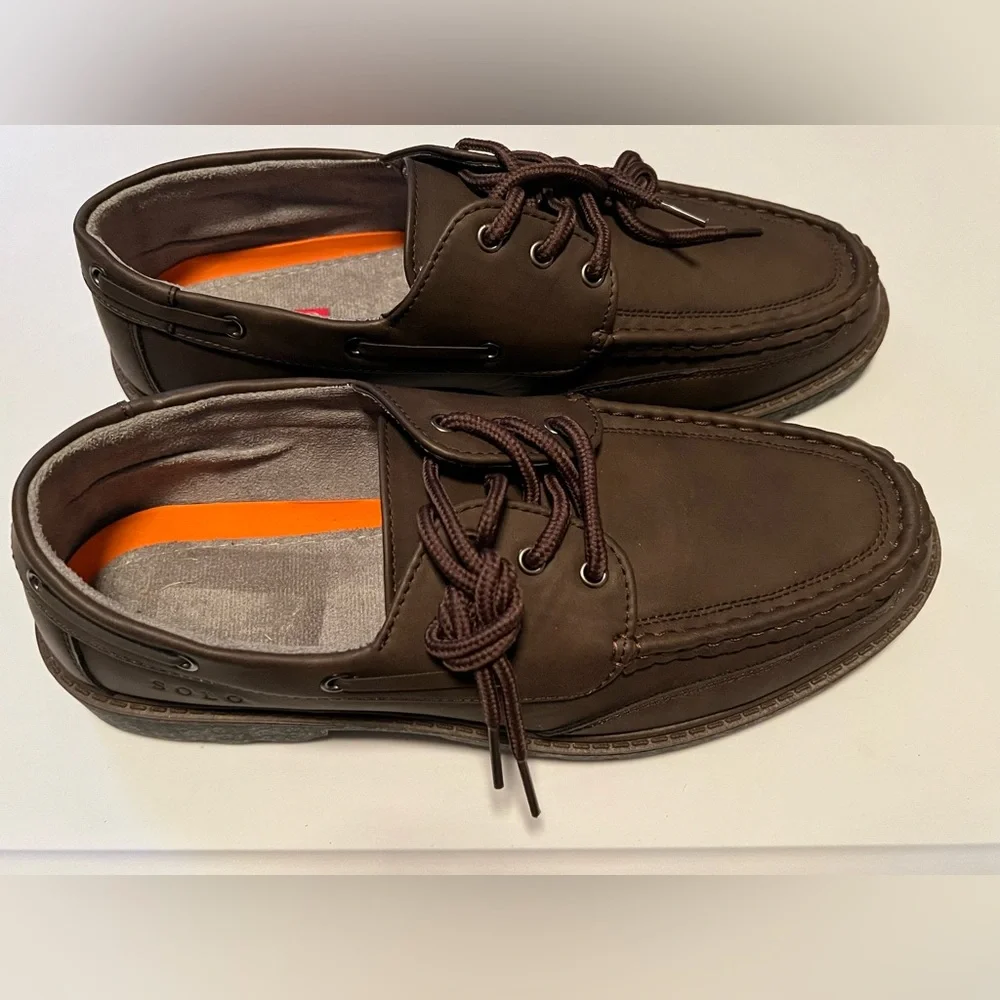 Size 8.5 men’s brown boat shoes